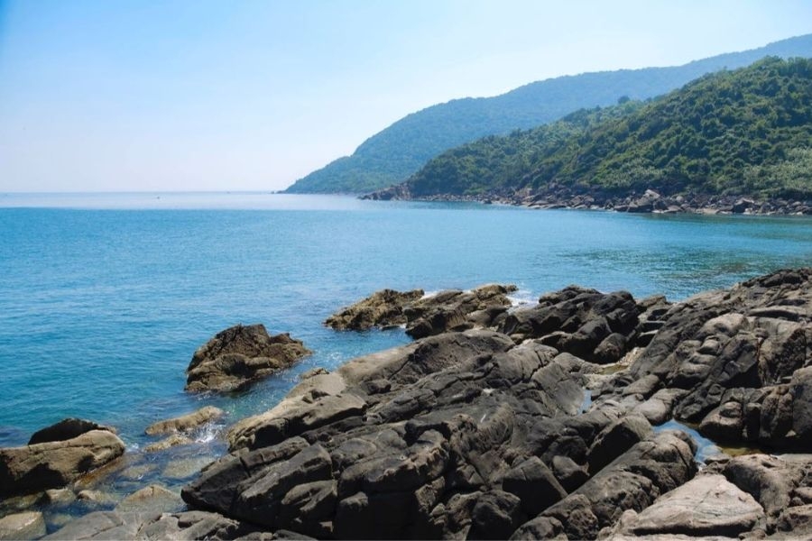Vẻ đẹp hoang sơ của Bãi Đá Đen giữa biển cả và chân trời xanh ngắt