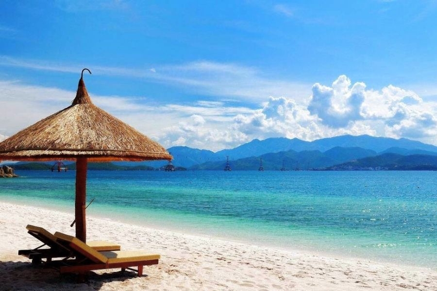 Bãi biển Phạm Văn Đồng tuyệt đẹp với biển xanh cát trắng