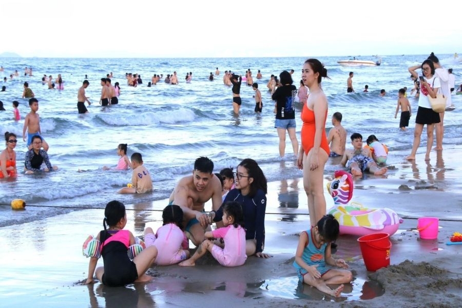 Hòa vào làn nước biển xanh mát