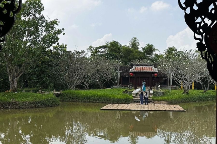 Sân khấu nổi trên hồ Chân Lạc – điểm nhấn nghệ thuật tại Bảo tàng Áo Dài