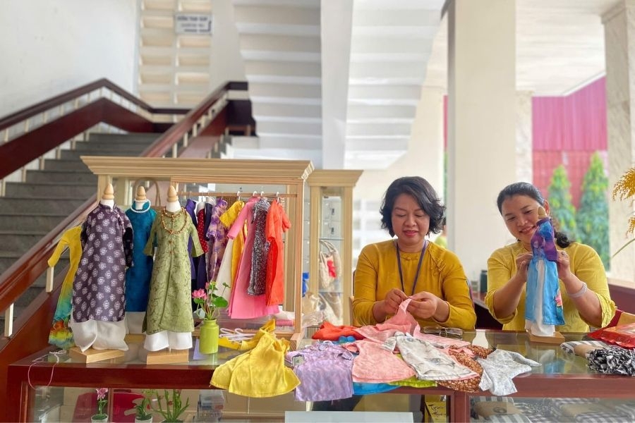 Chọn mua những món quà tinh tế mang hồn Việt sau chuyến tham quan