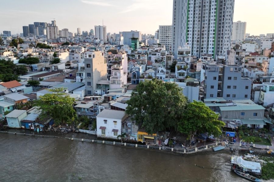 Bờ kè Thanh Đa được bao bọc bởi dòng sông Sài Gòn