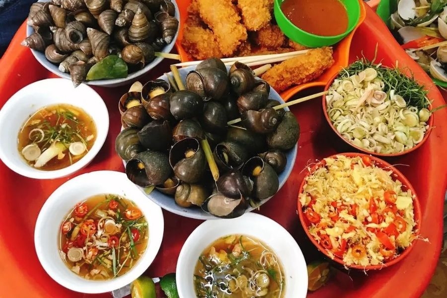Ốc Dì Toàn nổi tiếng với những món ốc tươi ngon, đậm đà