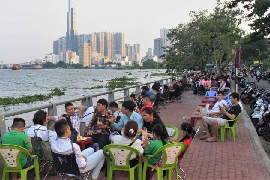 Gửi xe tại các quán ăn ven bờ kè Thanh Đa
