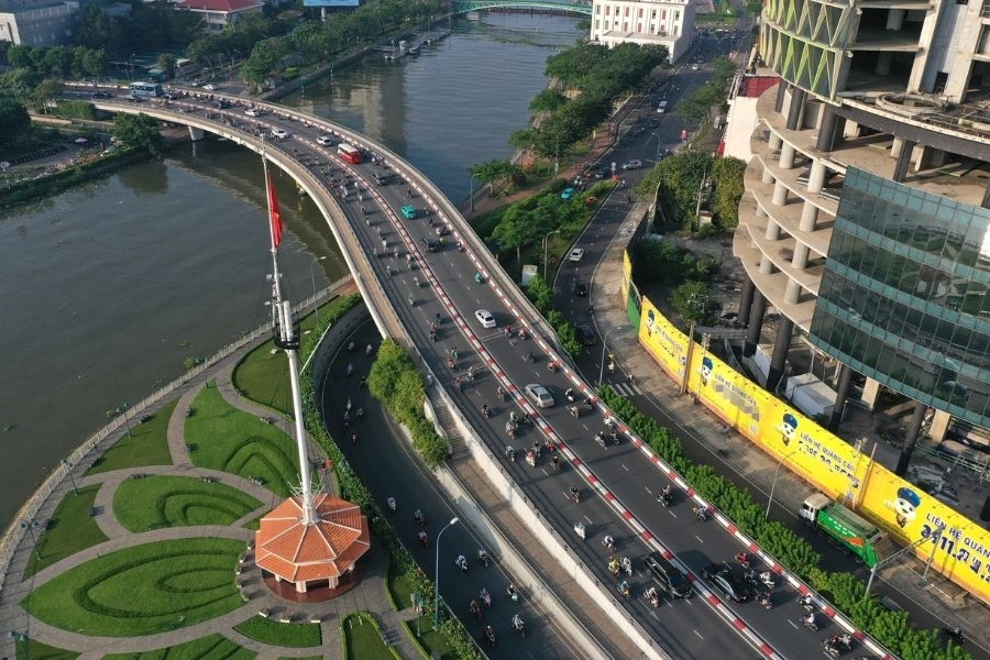Cầu Khánh Hội đóng vai trò quan trọng trong việc kết nối giao thông của TP. HCM