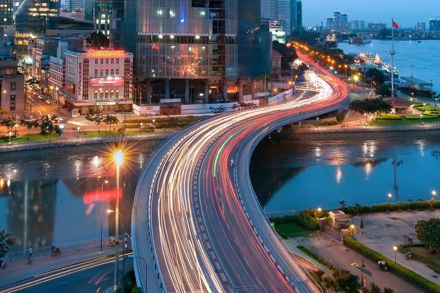 Cầu Khánh Hội lung linh về đêm