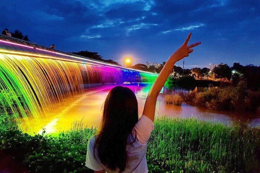Chụp ảnh check-in ấn tượng tại Cầu Ánh Sao