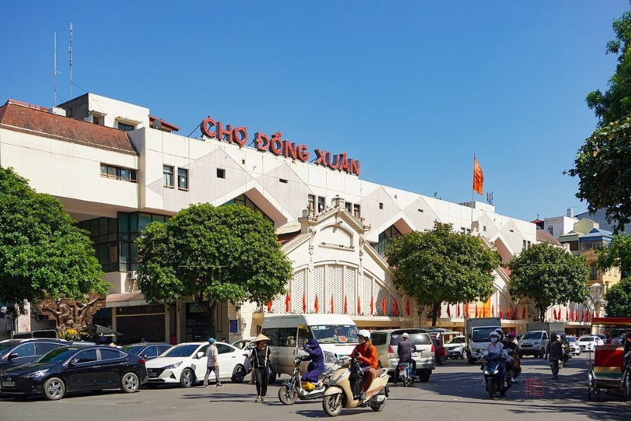 Chợ Đồng Xuân là một trong những điểm tham quan hấp dẫn nằm gần cầu Chương Dương