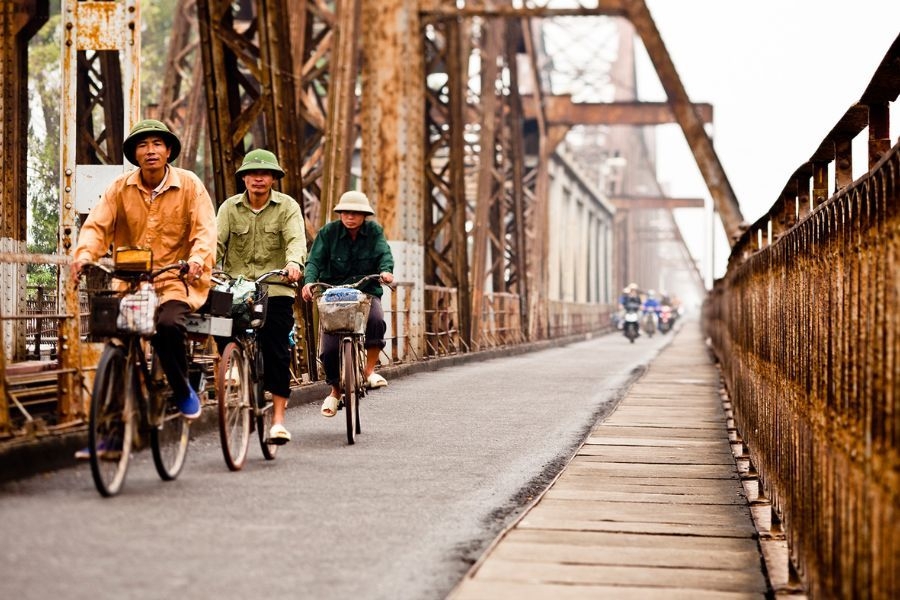 Cầu Long Biên nổi bật với thiết kế xếp tầng, hình uốn lượn mềm mại