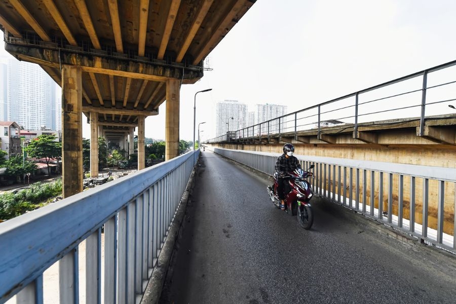 Cầu Thăng Long có 2 luồng đường riêng biệt dành cho ô tô và xe máy
