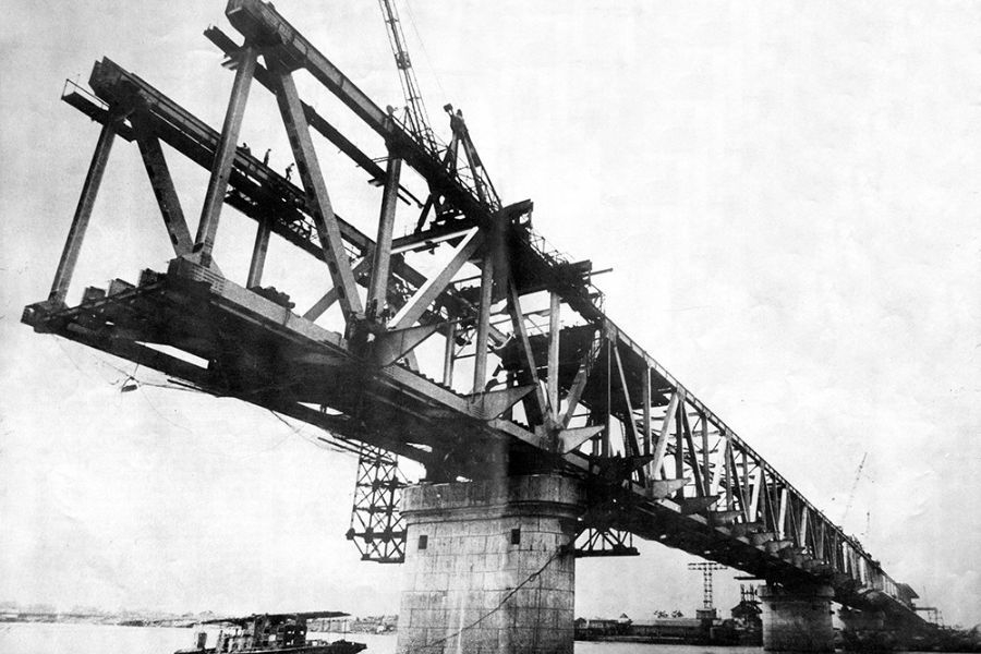 Kết cấu cầu Thăng Long đặc biệt do ban đầu được người Trung đảm nhận, sau này được Liên Xô tiếp quản và hoàn thiện