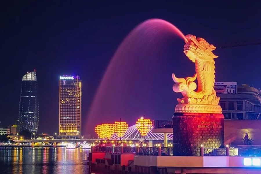 Tượng cá chép hóa rồng ngay cạnh Cầu tình yêu