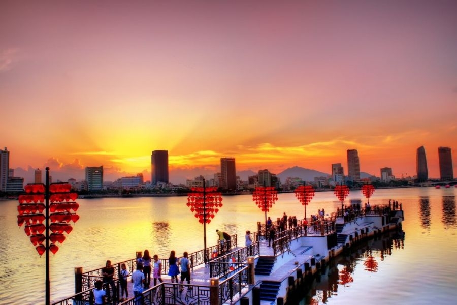 Ngắm hoàng hôn cùng người thương tại cầu tình yêu