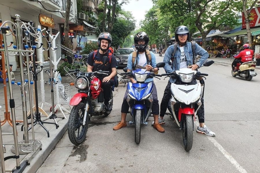 Di chuyển đến chợ Hạnh Thông Tây bằng xe máy