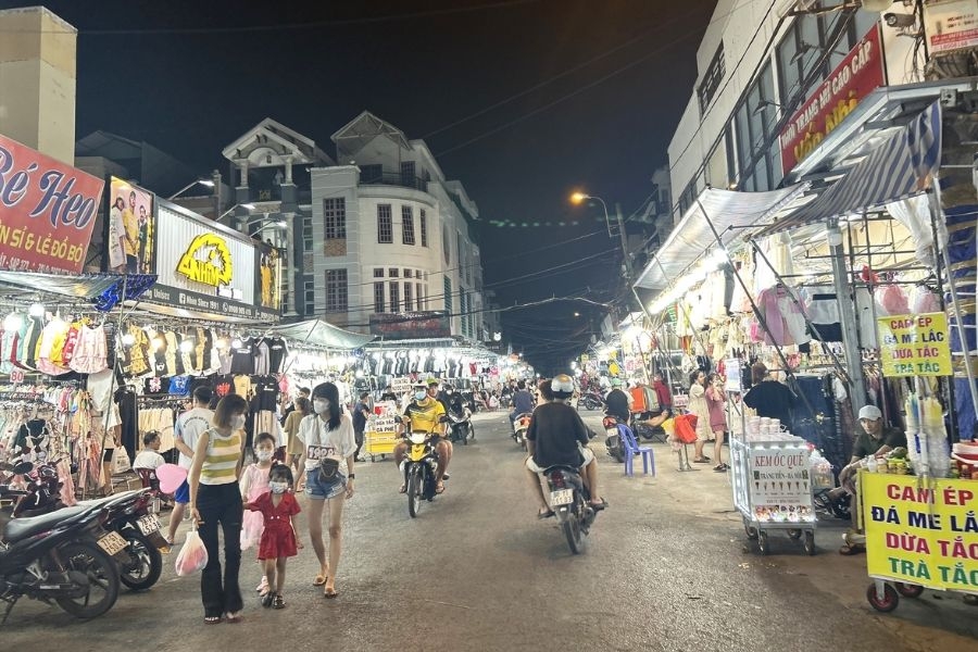 Nhịp sống về đêm tại chợ Hạnh Thông Tây