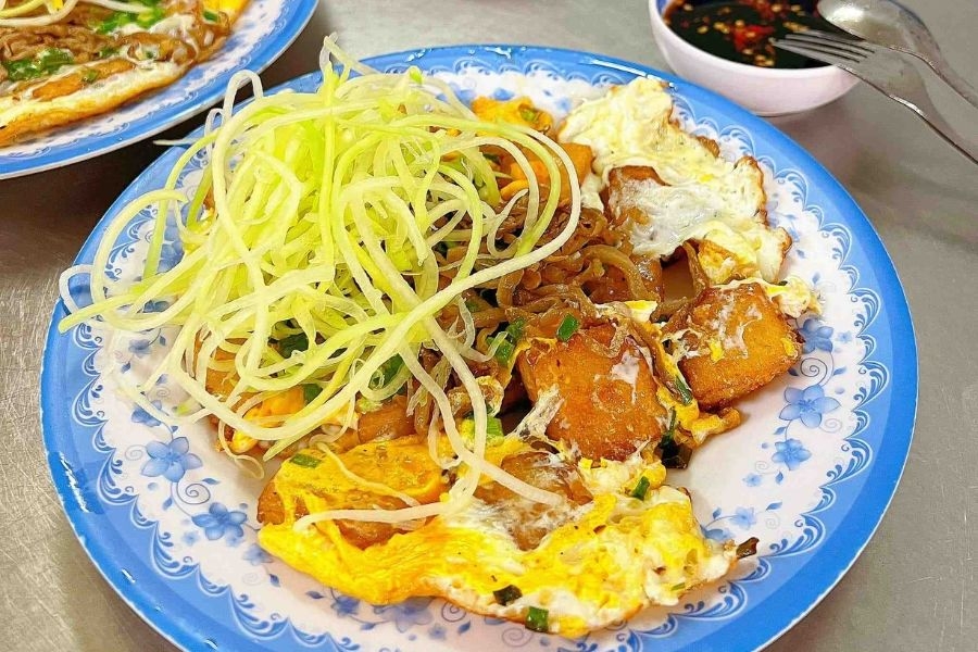 Bột chiên Dì Ba thơm ngon nổi tiếng tại chợ Hạnh Thông Tây