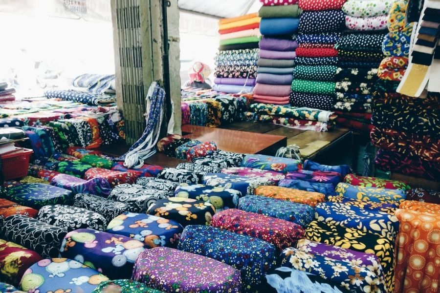Vải vóc và nguyên liệu may mặc đa dạng tại chợ An Đông