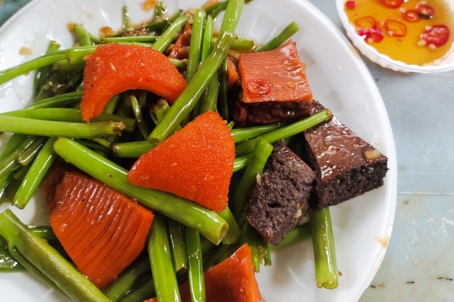 Phá lấu chiên Vũ Tùng nổi tiếng tại chợ Bà Chiểu