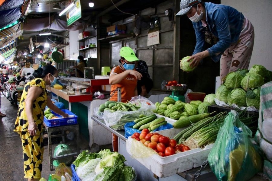 Đi chợ Bà Chiểu vào sáng sớm để mua được rau củ tươi ngon
