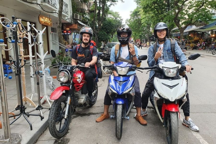 Di chuyển đến chợ Bến Thành bằng xe máy