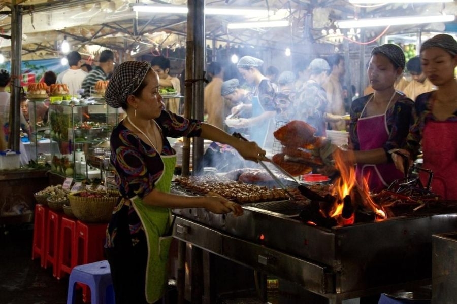 Không khí rôm rả tại các hàng quán ở chợ đêm Bến Thành