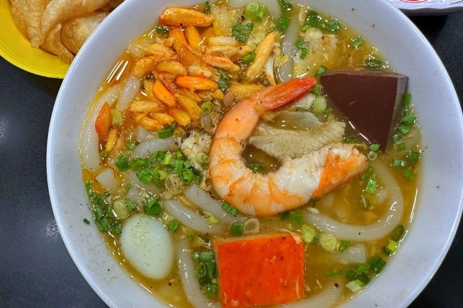 Bánh canh ngon thơm nức mũi tại sạp 1301 chợ Bến Thành