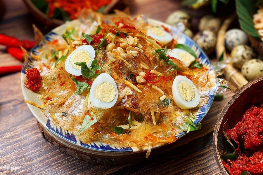 Bánh tráng trộn là món ăn vặt "gây nghiện" với vị chua cay, dai giòn, đậm đà
