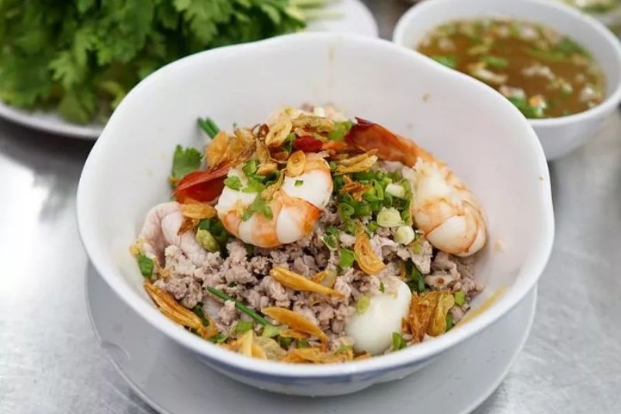 Hủ tiếu Nam Vang đầy đặn, nước dùng thanh ngọt kiểu Hoa