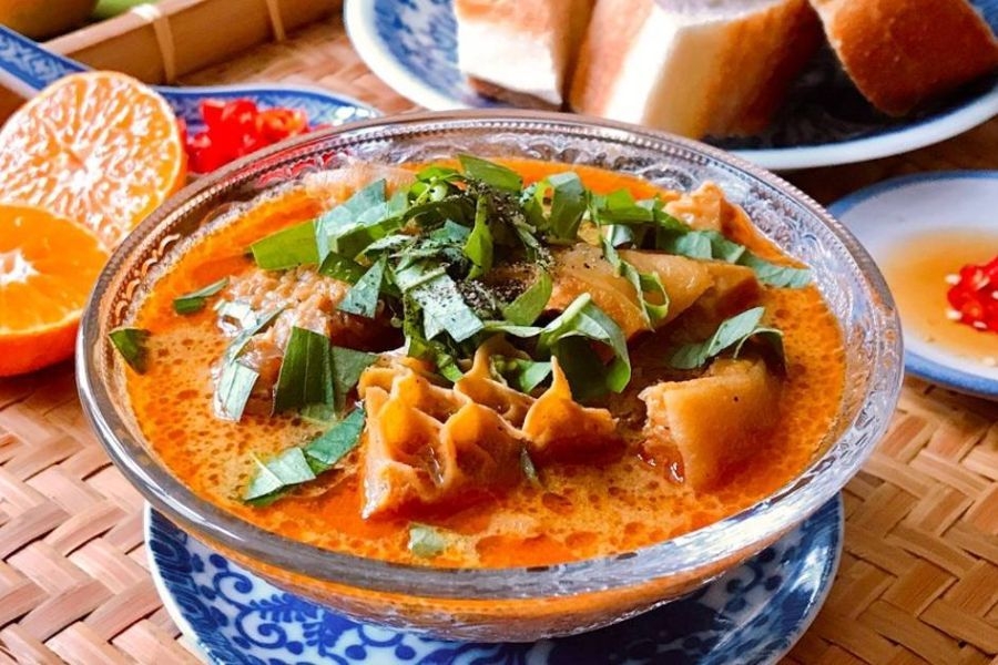 Phá lấu lòng bò béo ngậy, ninh mềm, ăn kèm bánh mì giòn rụm