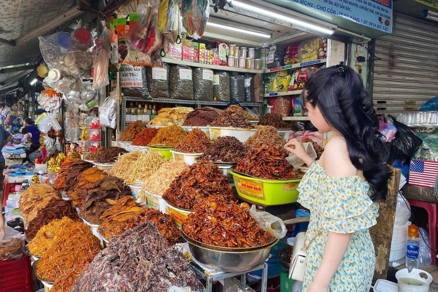 Mua sắm các món đặc sản khô tại Chợ Cồn làm quà