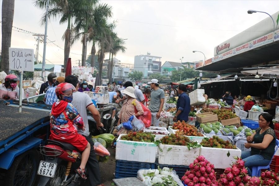 Khách hàng ấn tượng với khung cảnh nhộn nhịp, đông đúc tại chợ