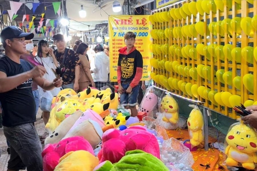 Khu vực trò chơi bên trong chợ thu hút đông đảo du khách tham gia