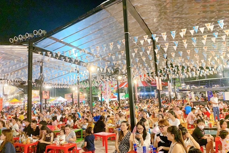 Khu ẩm thực đa dạng luôn tấp nập khách hàng tại chợ Helio