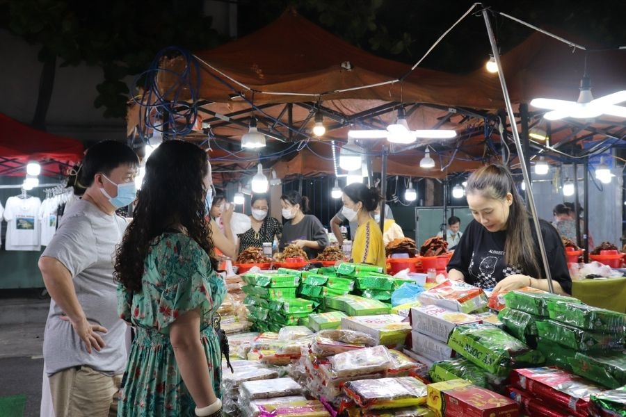 Chợ đêm Sơn Trà buôn bán đa dạng hàng hóa
