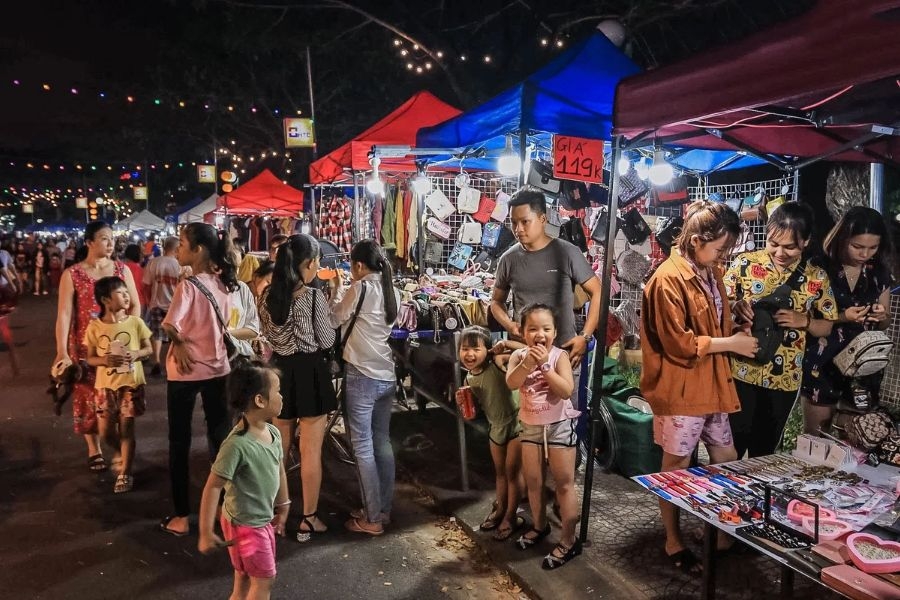Khu chợ Hòa Khánh nhộn nhịp với nhiều gian hàng giá rẻ, ẩm thực đa dạng