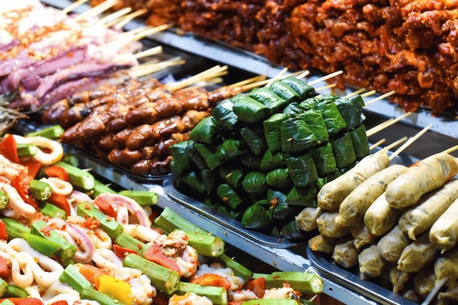 Ăn vặt thả ga với giá hạt dẻ tại chợ Hòa Khánh