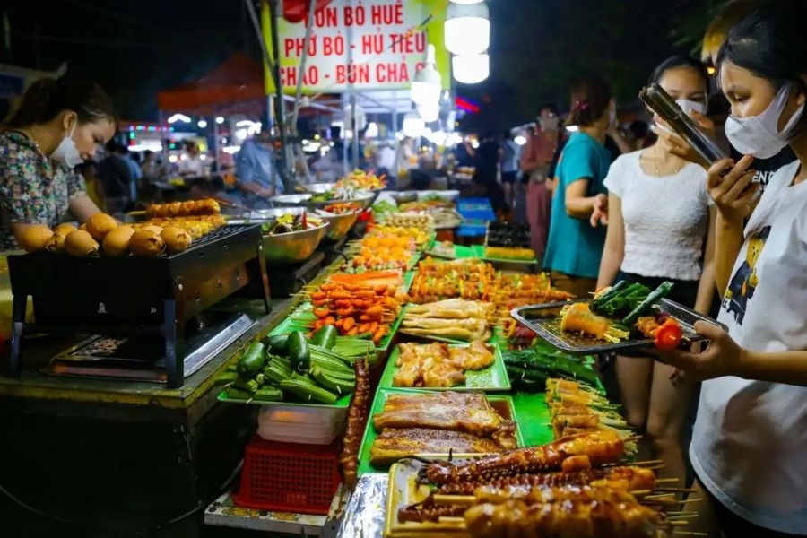 Quầy ẩm thực hấp dẫn tại chợ đêm