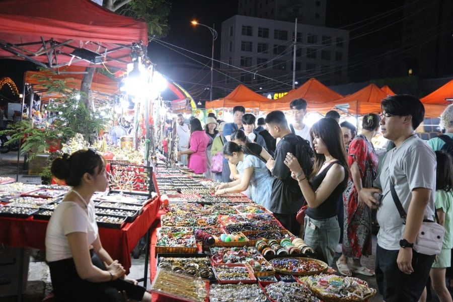Các quầy mua sắm và quà lưu niệm phong phú