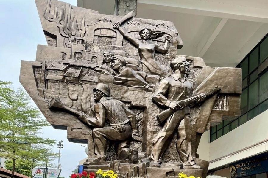 Bức phù điêu “Hà Nội mùa đông 1946” được dựng vào năm 2005