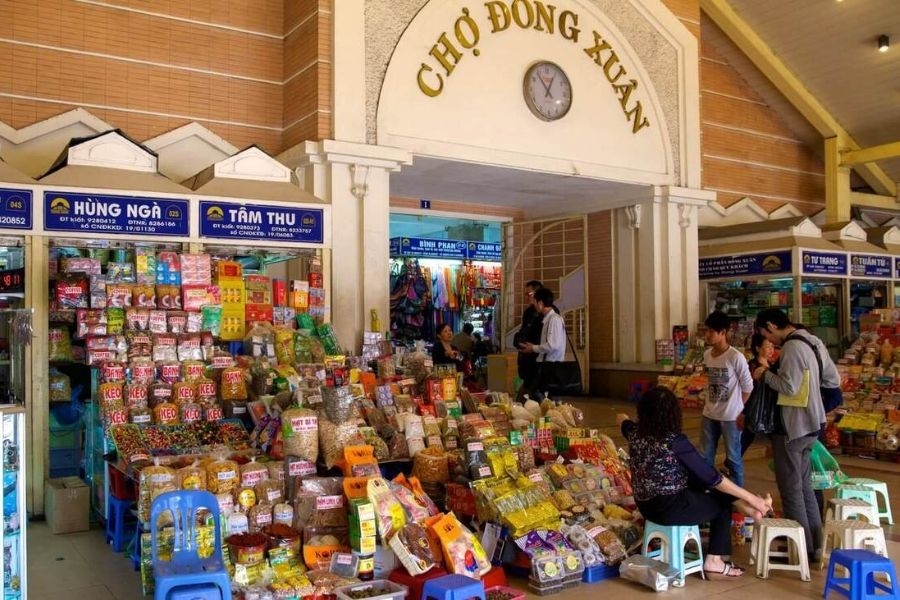Chợ Đồng Xuân buôn bán đa dạng mặt hàng