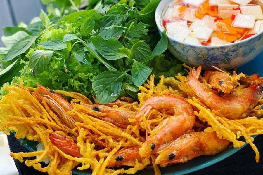 Bánh tôm nóng giòn chinh phục du khách gần xa