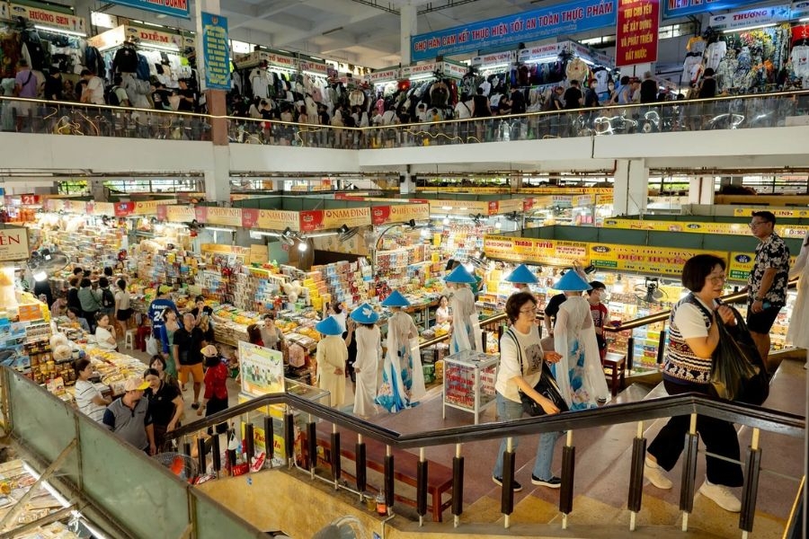 Các quầy hàng đa dạng và đẹp mắt tại Chợ Hàn