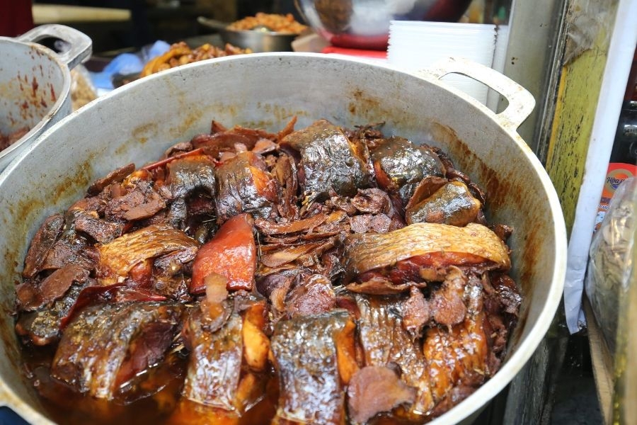 Nồi cá kho đậm đà, thơm lừng, món ngon trứ danh chợ Hàng Bè