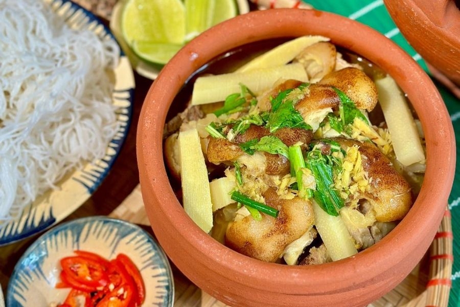 Bát giả cầy nóng hổi, thơm nức mũi với thịt chân giò thui vàng