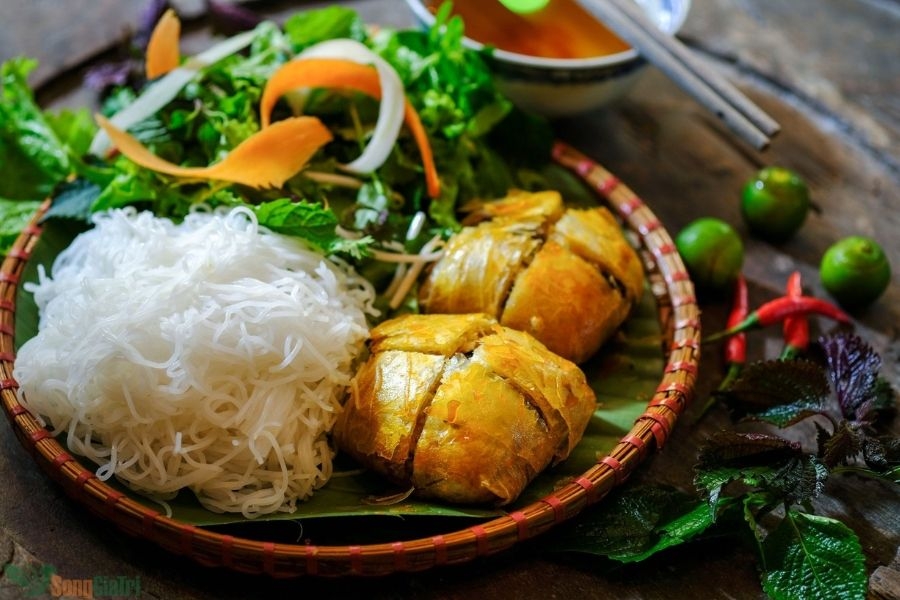 Những chiếc nem rán vàng ươm, giòn rụm, nhân đầy đặn