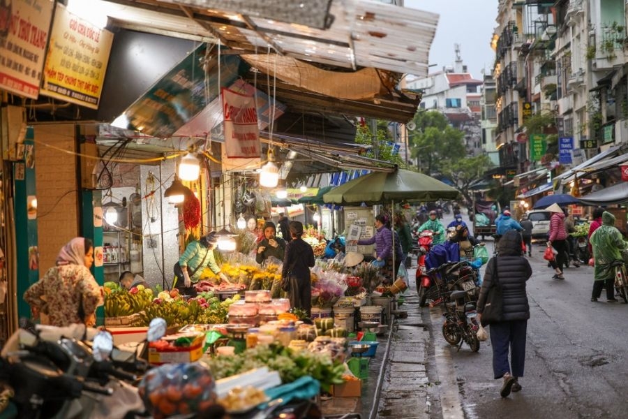 Nên ghé chợ Hàng Bè vào buổi sáng để được lựa chọn nhiều món ngon