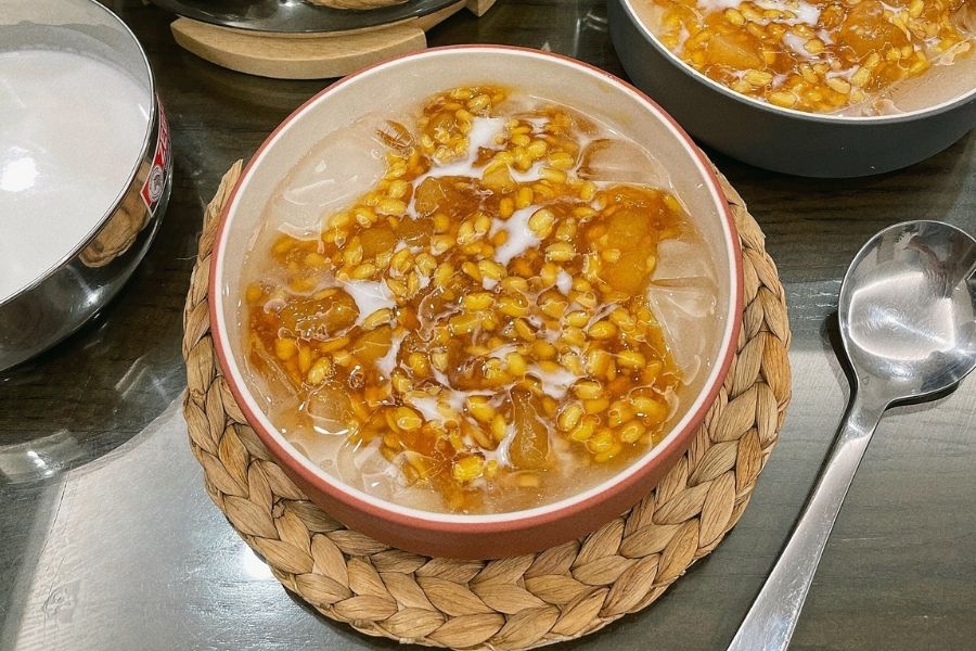 Ly chè bưởi với những miếng cùi bưởi giòn sần sật