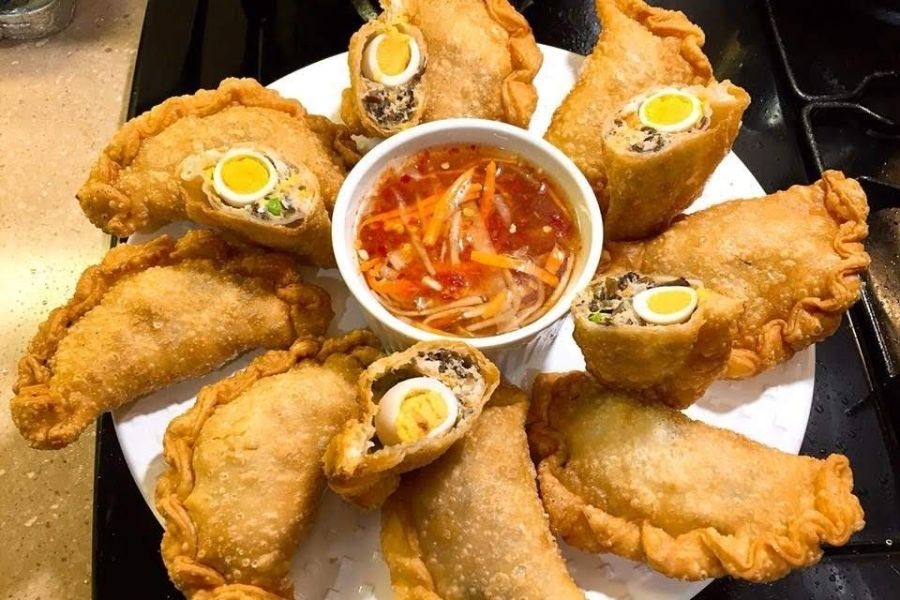 Chiếc bánh gối vàng ươm, chiên giòn rụm