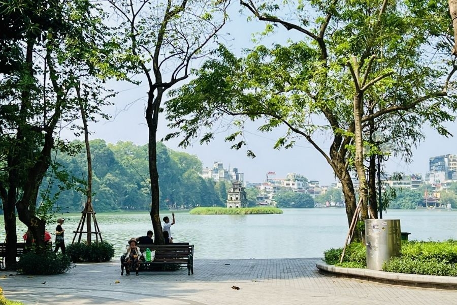 Hồ Gươm rực rỡ lúc, tháp Rùa in bóng tĩnh lặng bên làn nước