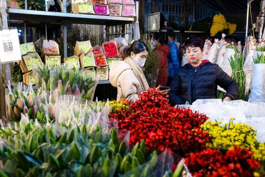 Thương lượng khéo léo với người bán để mua hoa với giá tiết kiệm